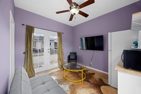 Cozy Backhouse Stay – Sleeps 2 Beverly Hills Adj