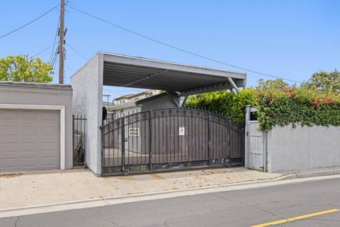 Cozy Backhouse Stay – Sleeps 2 Beverly Hills Adj