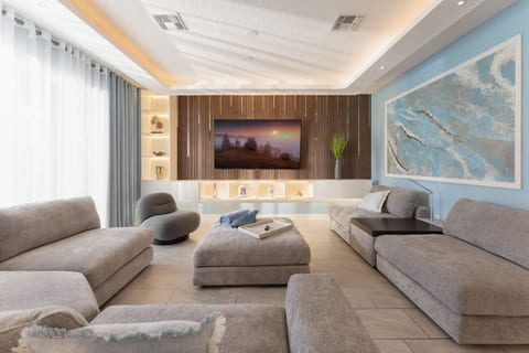 2817 Storey Lake