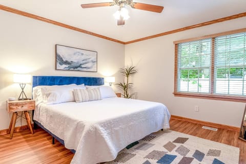 Relax in style in the serene master bedroom, featuring a luxurious king-sized bed with plush bedding for a restful night’s sleep. Thoughtfully decorated with a calming color palette, this room offers a perfect blend of comfort and sophistication.