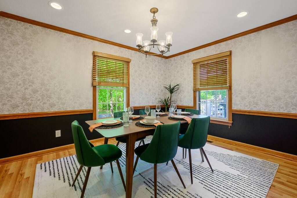  Designed with style and comfort in mind. Featuring a spacious dining table, it’s the perfect setting for family meals or entertaining guests. With elegant décor, soft lighting, and a welcoming atmosphere