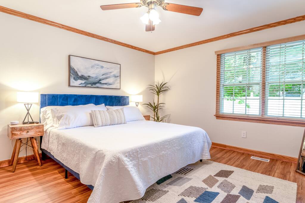 Relax in style in the serene master bedroom, featuring a luxurious king-sized bed with plush bedding for a restful night’s sleep. Thoughtfully decorated with a calming color palette, this room offers a perfect blend of comfort and sophistication.
