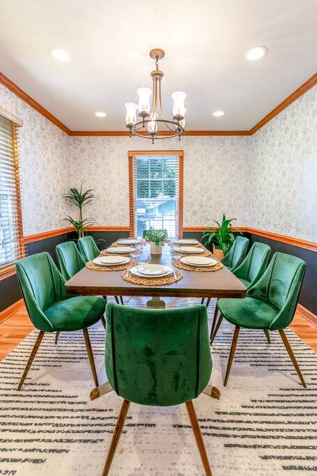  Designed with style and comfort in mind. Featuring a spacious dining table, it’s the perfect setting for family meals or entertaining guests. With elegant décor, soft lighting, and a welcoming atmosphere