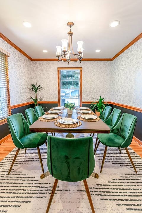 Designed with style and comfort in mind. Featuring a spacious dining table, it’s the perfect setting for family meals or entertaining guests. With elegant décor, soft lighting, and a welcoming atmosphere