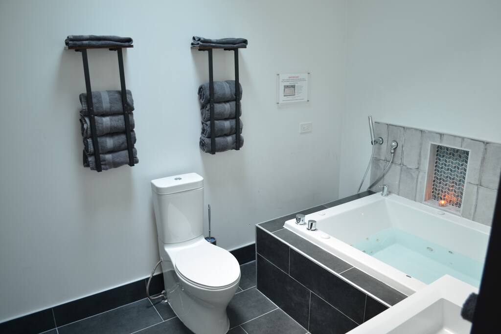 Downtown Chicago - Spa Bath, Patio, 3 blocks to L