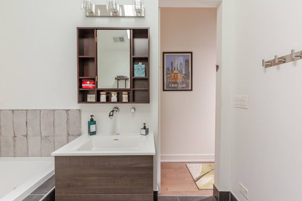 Downtown Chicago - Spa Bath, Patio, 3 blocks to L