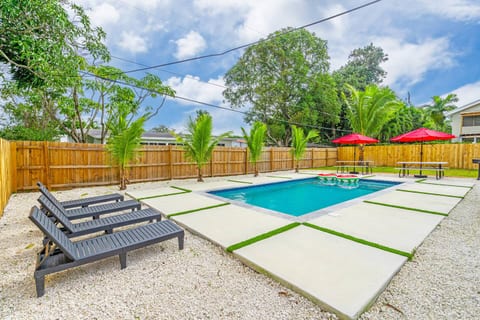 Modern & Cozy Private Pool Home