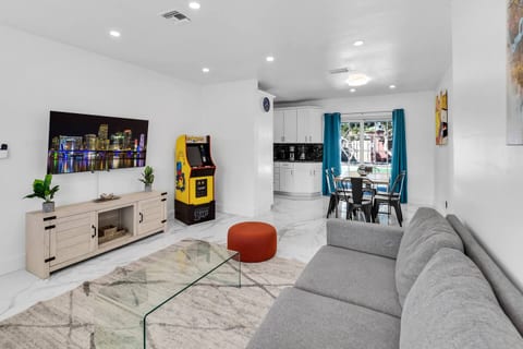 Relax & Play: Hollywood Private Pool Home & Arcade
