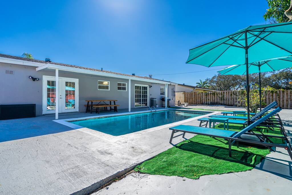 Relax & Play: Hollywood Private Pool Home & Arcade