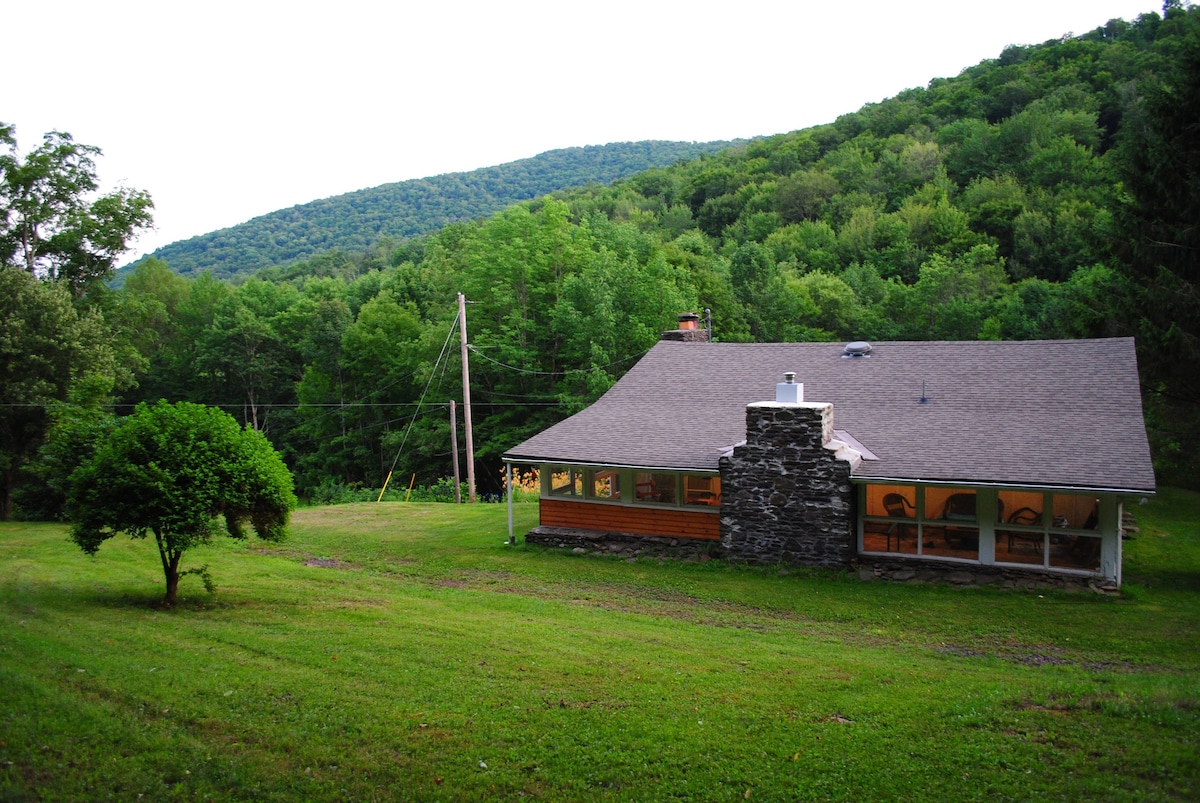 peaceful-catskill-mountain-getaway/