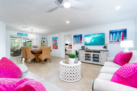 Living room and dining table that seats 6 comfortably. Enjoy your guests and family in your beautiful stay that is just six minutes from the beach.