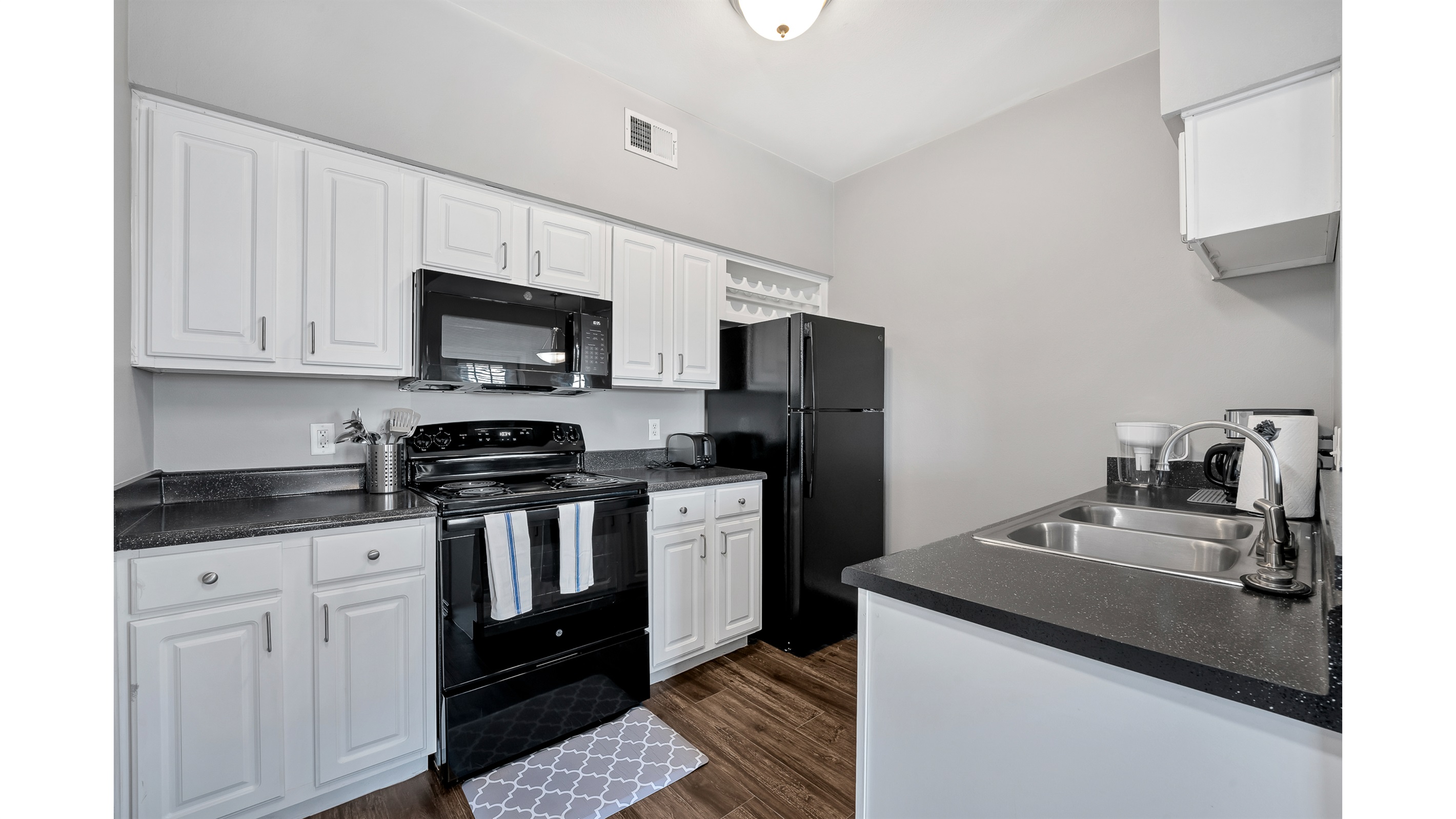 Cozy 1BD Near Walmart HQ | Long Stay Discounts R1
