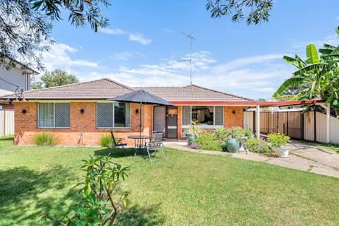 Cheerful 3 bedroom house with free parking