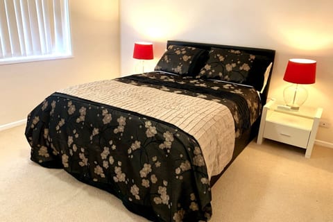 Cheerful 3 bedroom house with free parking