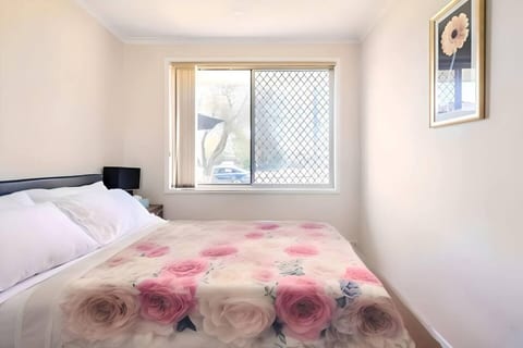 Cheerful 3 bedroom house with free parking