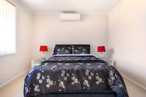 Cheerful 3 bedroom house with free parking