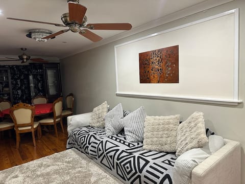 Cosy & Pvt 1 Bedroom Studio with own backyard.