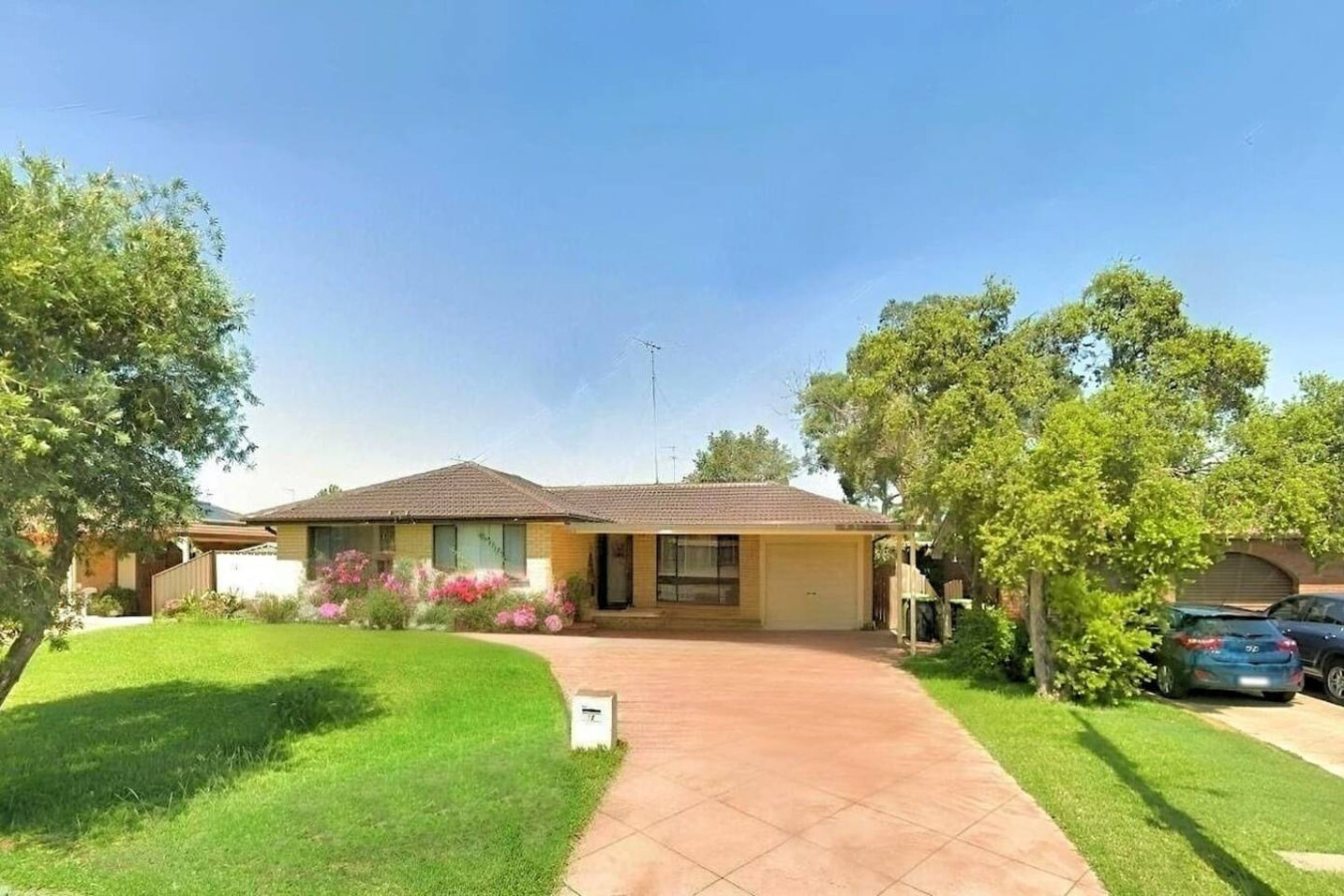 Cheerful 4 Bedrooms with Free Parking