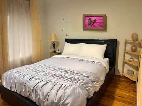 Cheerful 4 Bedrooms with Free Parking