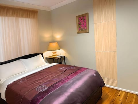 Cheerful 4 Bedrooms with Free Parking