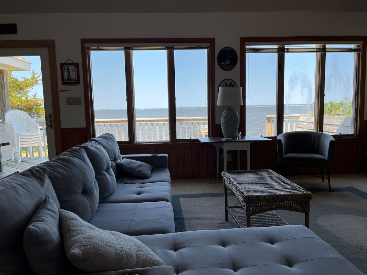 Point Harbor Haven: Enjoy a peaceful getaway with stunning coastal home with direct access to Currituck Sound for kayaking and fishing