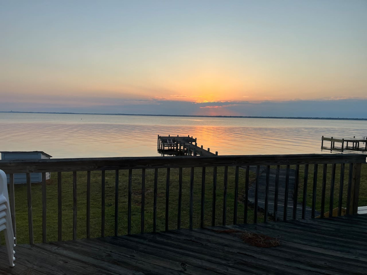Point Harbor Haven: Enjoy a peaceful getaway with stunning coastal home with direct access to Currituck Sound for kayaking and fishing