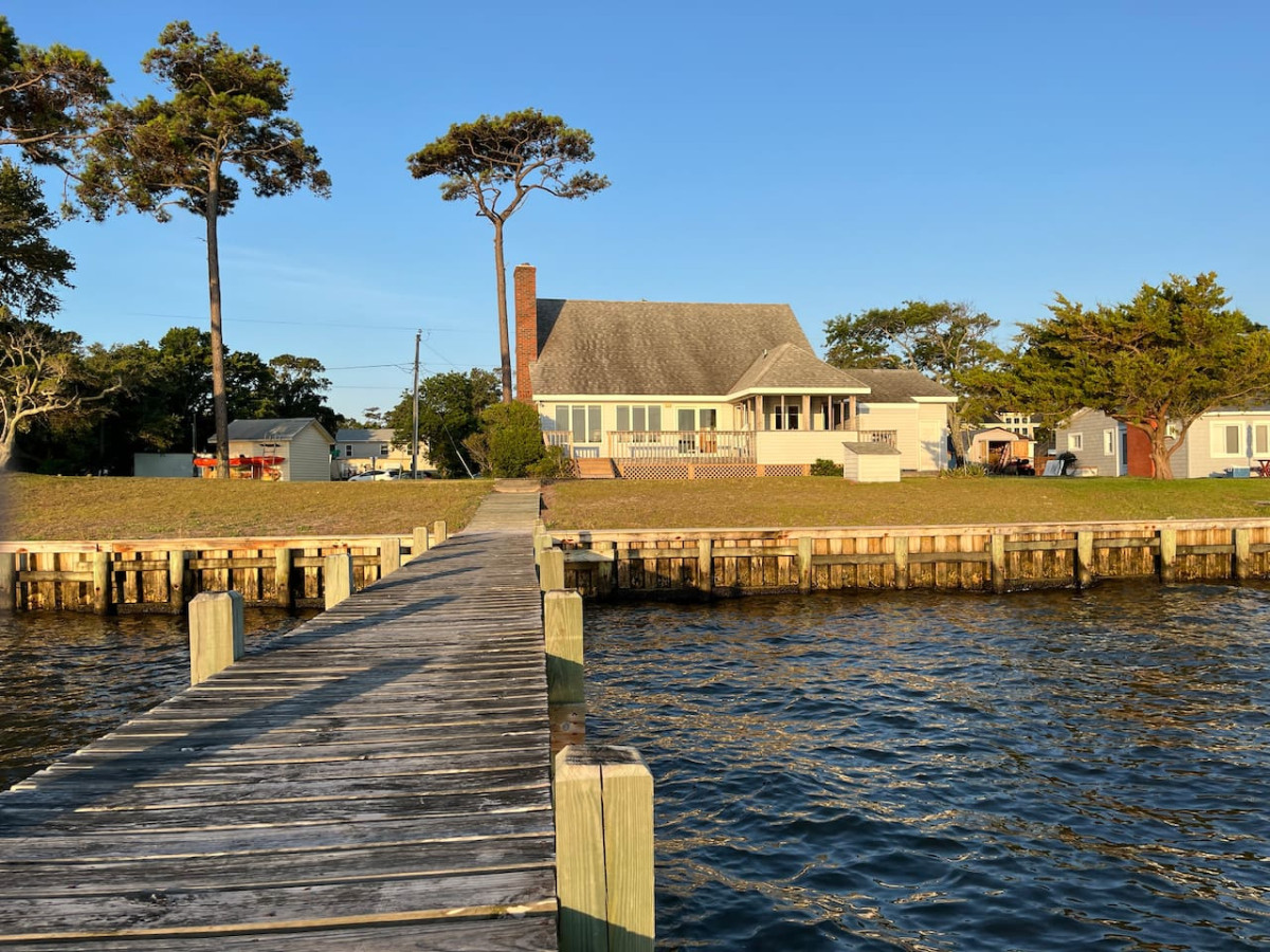 Point Harbor Haven: Enjoy a peaceful getaway with stunning coastal home with direct access to Currituck Sound for kayaking and fishing