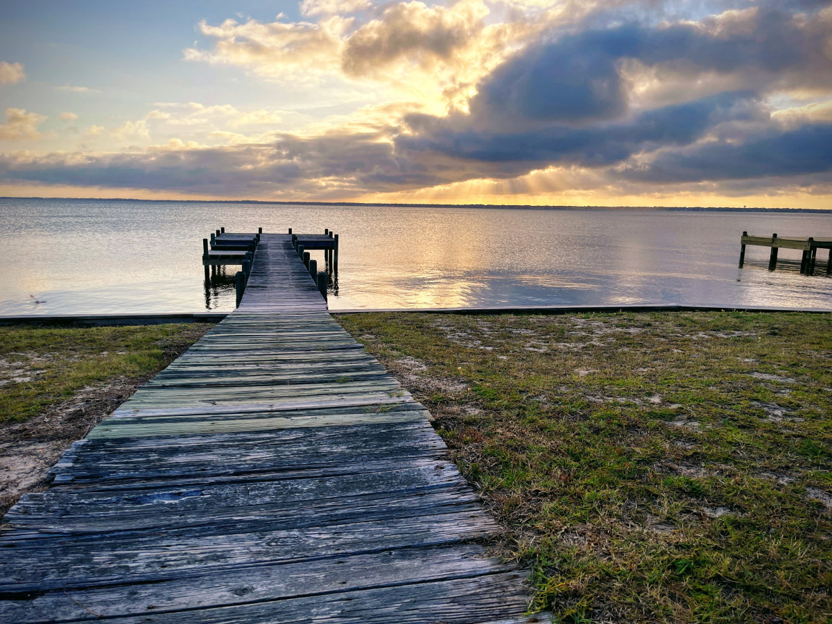 Point Harbor Haven: Enjoy a peaceful getaway with stunning coastal home with direct access to Currituck Sound for kayaking and fishing