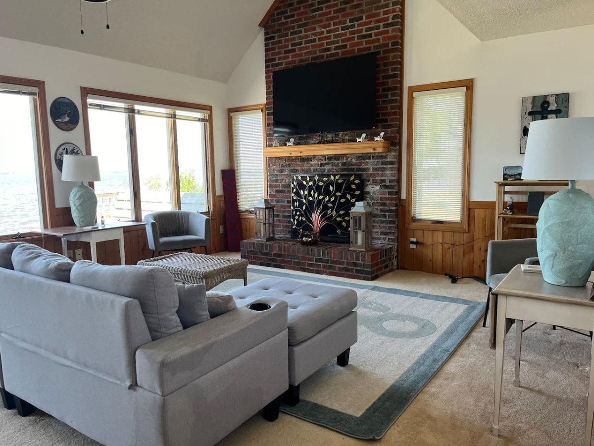 Point Harbor Haven: Enjoy a peaceful getaway with stunning coastal home with direct access to Currituck Sound for kayaking and fishing