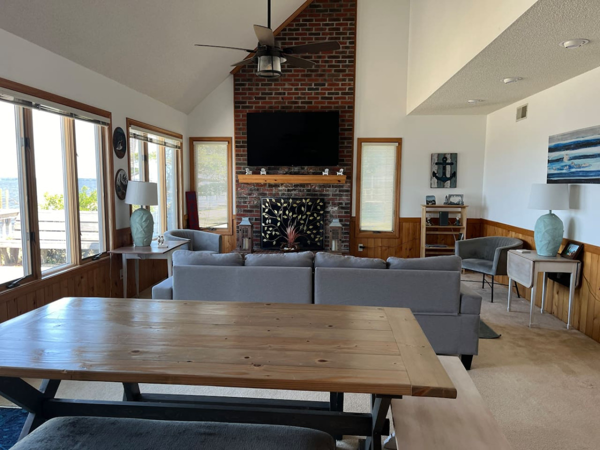 Point Harbor Haven: Enjoy a peaceful getaway with stunning coastal home with direct access to Currituck Sound for kayaking and fishing