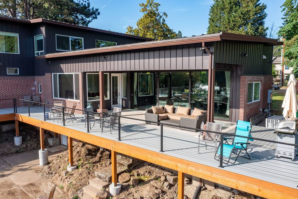 New 2 master suite river front property!