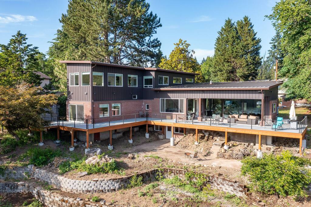 New 2 master suite river front property!