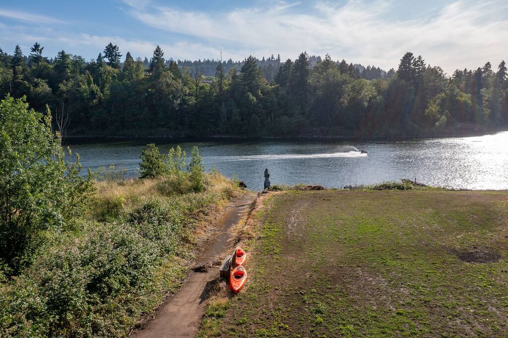 New 2 master suite river front property!