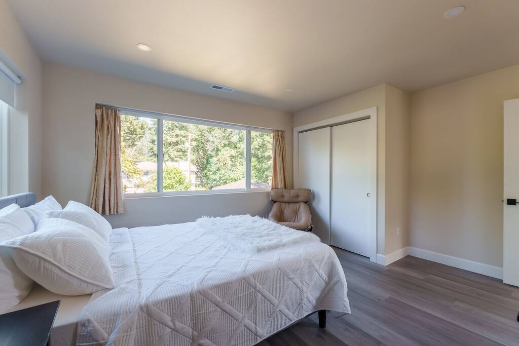 New 2 master suite river front property!
