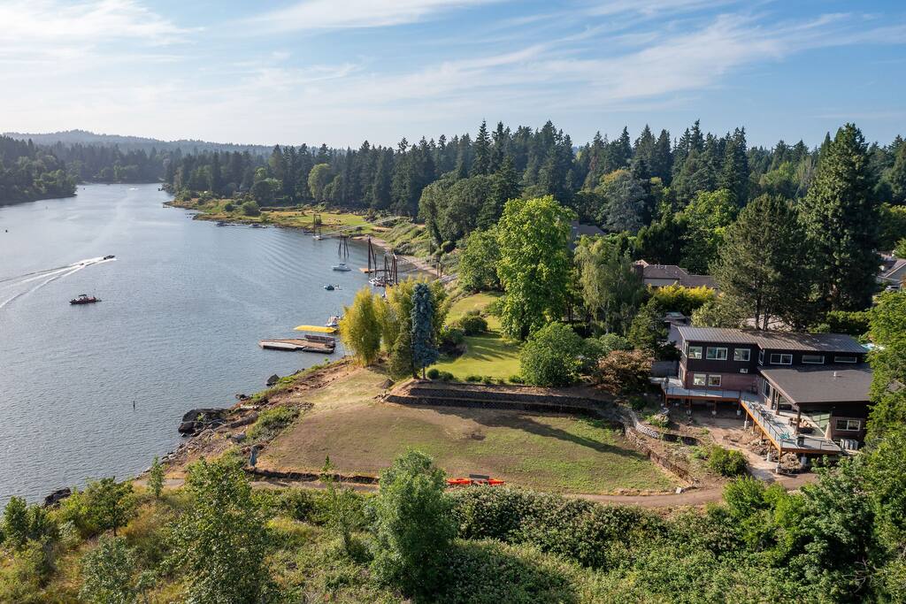 New 2 master suite river front property!
