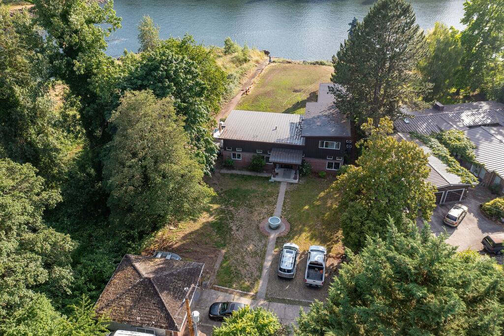 New 2 master suite river front property!