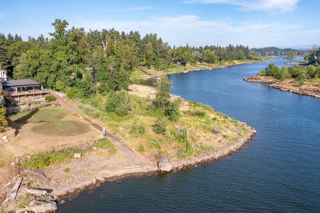 New 2 master suite river front property!