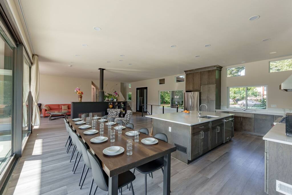 Oak Shore Retreat.Riverfront.Pool Table,Karaoke,AC