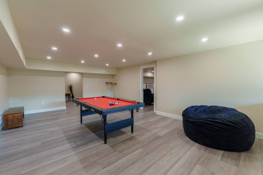 Oak Shore Retreat.Riverfront.Pool Table,Karaoke,AC
