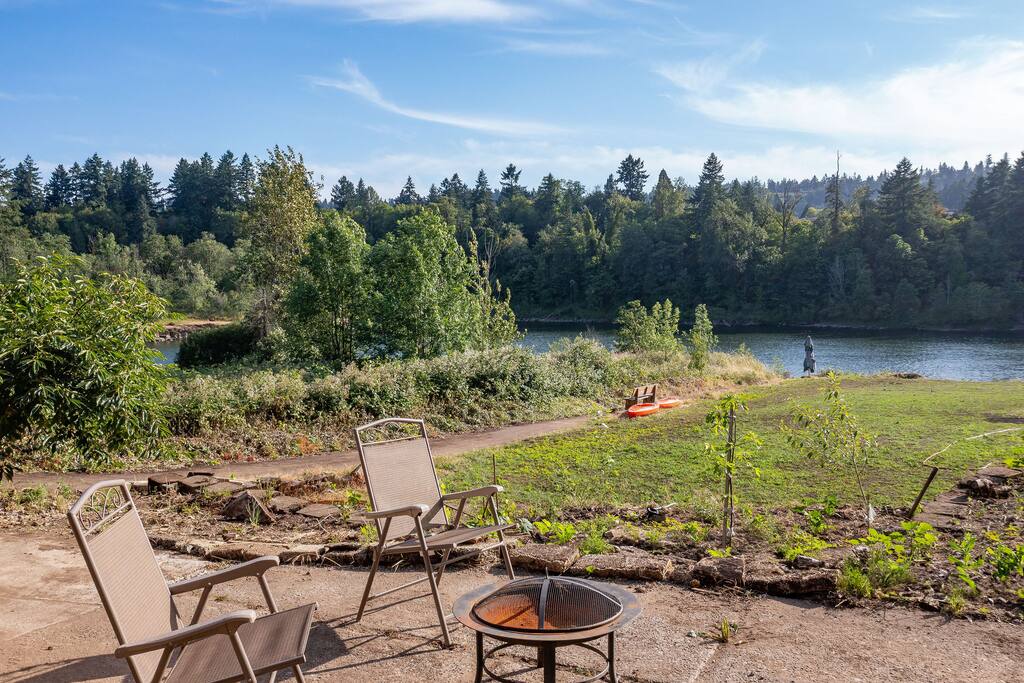 Oak Shore Retreat.Riverfront.Pool Table,Karaoke,AC
