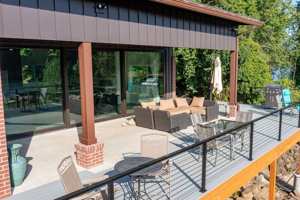 Oak Shore Retreat.Riverfront.Pool Table,Karaoke,AC