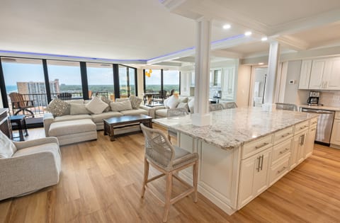Amazing Living Room with Stunning Views🌊☀️