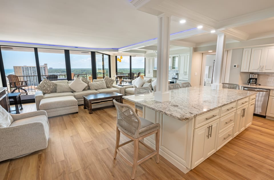 Amazing Living Room with Stunning Views🌊☀️