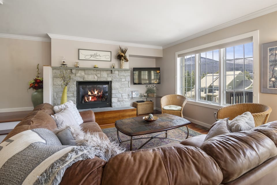 Cozy up in your home-away-from-home! 🏡✨ Imagine relaxing by the fireplace, enjoying good company and making unforgettable memories. This inviting space is perfect for a getaway filled with warmth and comfort. 🌟 Cheers to new adventures!
