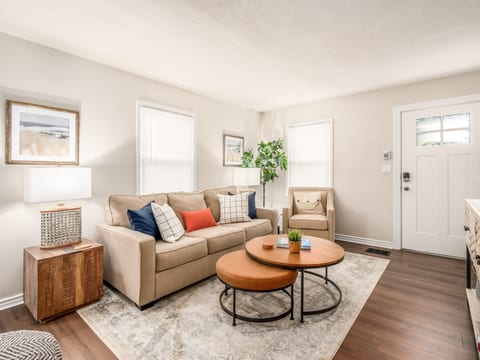 The Columbus Cape Cod Cottage | 1st Floor Beds!