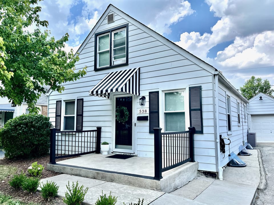 The Columbus Cape Cod Cottage | 1st Floor Beds! - Columbus