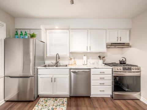 The Columbus Cape Cod Cottage | 1st Floor Beds!