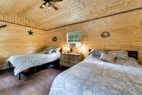 Sleeper Cabin (2queens bed)