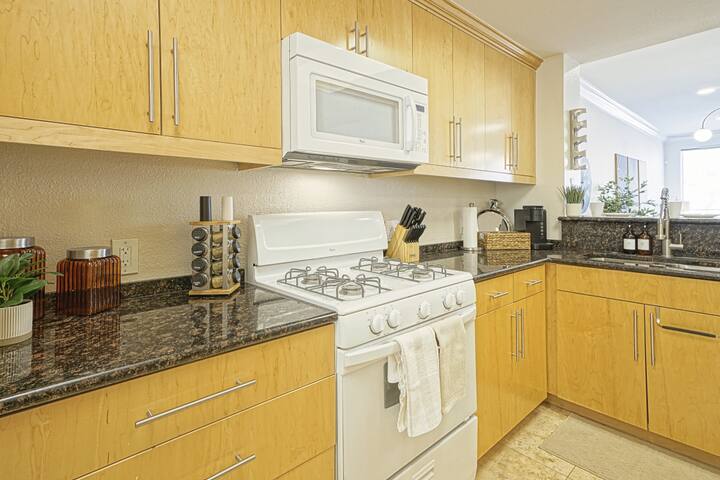 dwell-descans-restful-haven-steps-to-vegas-strip/