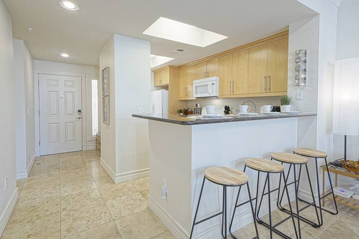 dwell-descans-restful-haven-steps-to-vegas-strip/